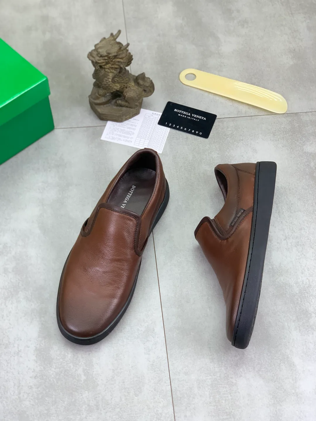 Men's shoes 💰P520 [New model] Water-dyed cow leather 💰High-quality business casual shoes 💎💎💎 BOTTEGA VENETA official website synchronizes the latest top version of BV in the market, accepts material comparison, shoe type comparison, process comparison, practical and textured, versatile and suitable for any occasion, the more you look at it, the more flavorful it becomes. Pure hand-woven craftsmanship - Upper material, hand-woven calfskin imported from Italy 🇮🇹 - High-quality water-dyed cowhide lining - Original private model customized outsole -Size: 39-45 Color: black or brown optional